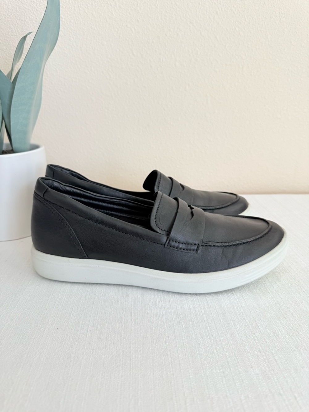 New ECCO Black Leather Slip-On Loafer Sneaker - Women